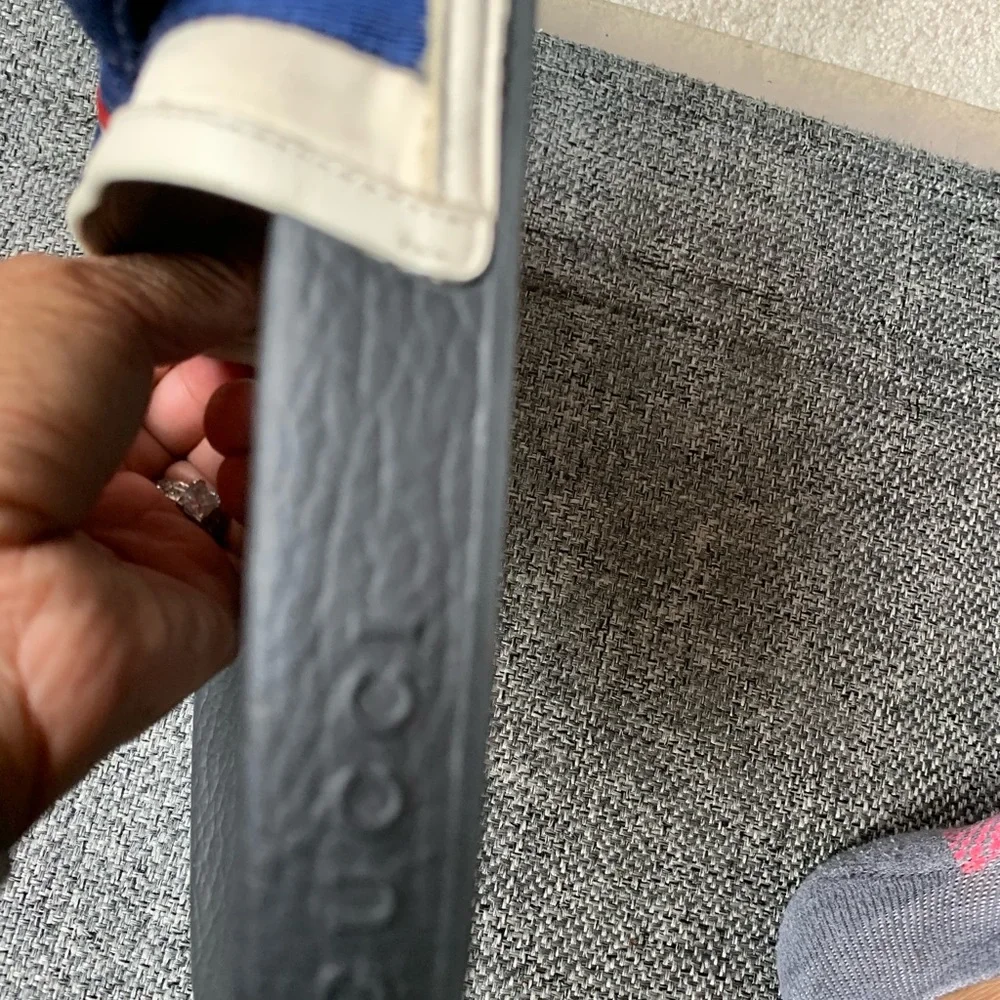 Gucci slides that have lots of life still. Needs a little cleaning. - Picture 3 of 7
